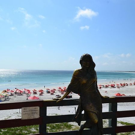 Apto na orla da Praia Grande com piscina e garagem Arraial do Cabo Esterno foto