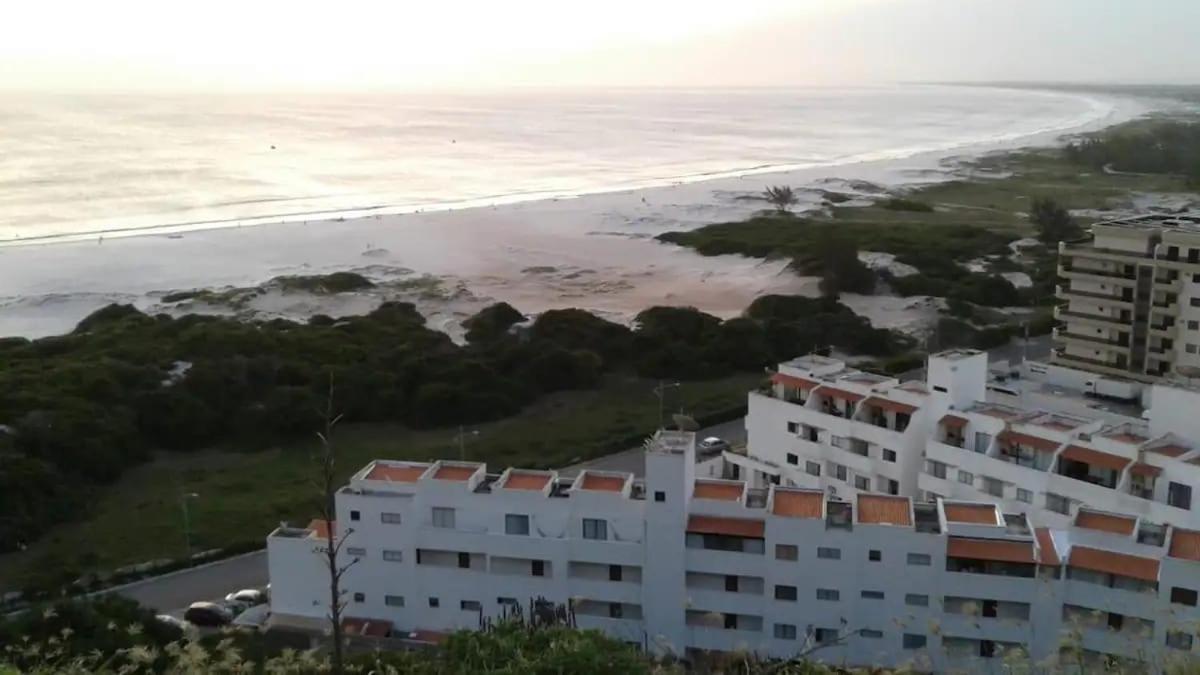 Apto na orla da Praia Grande com piscina e garagem Arraial do Cabo Esterno foto